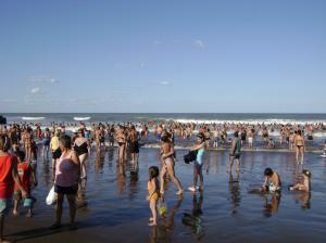 Menschenmassen im Meer