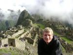 Der Machu Picchu schält sich aus dem Nebel