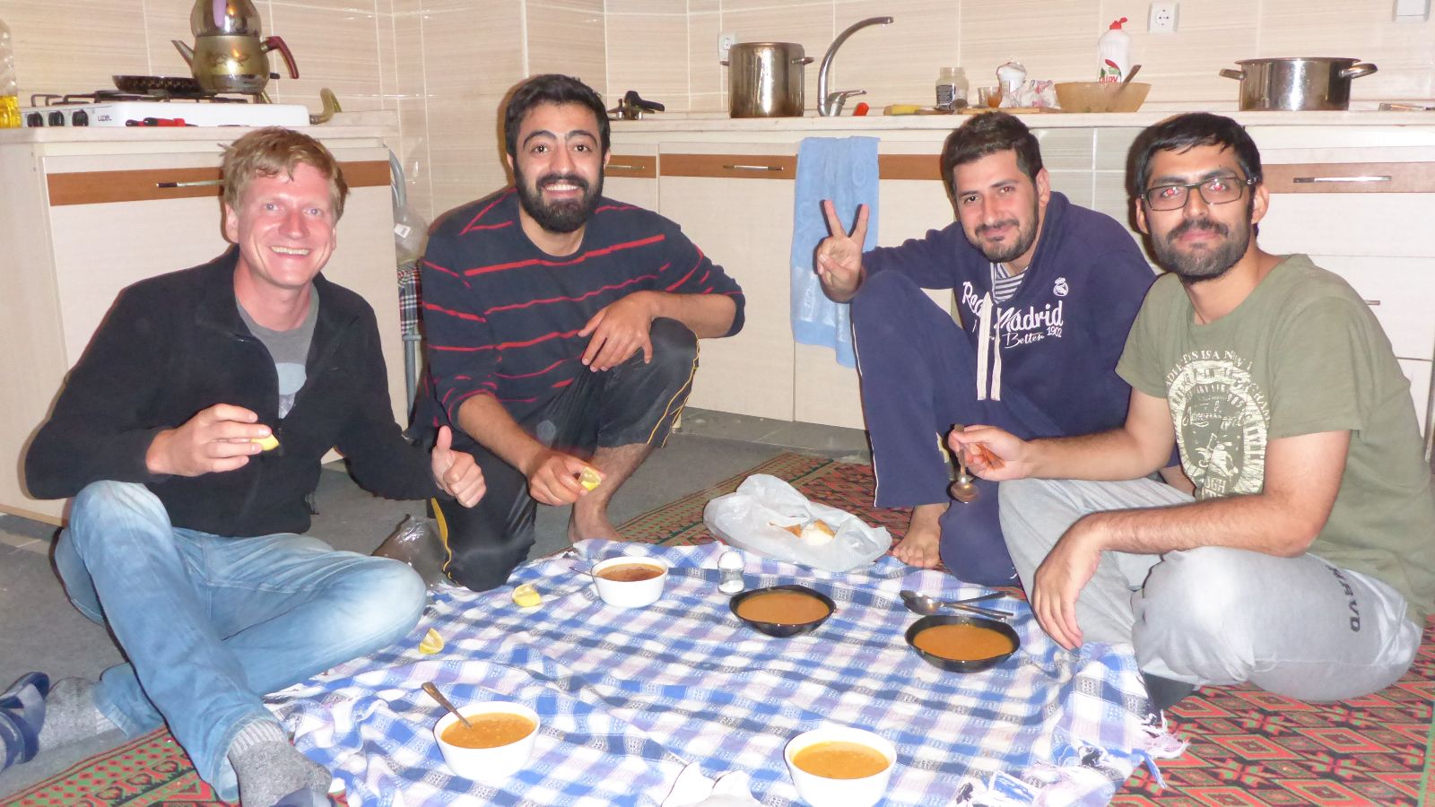 Abendessen in der kurdischen Studenten-WG in Van