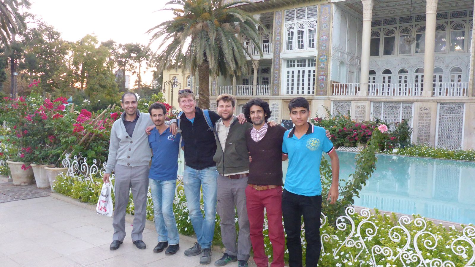 Im Eram-Garten mit Ehsan (2. von rechts) und Freunden
