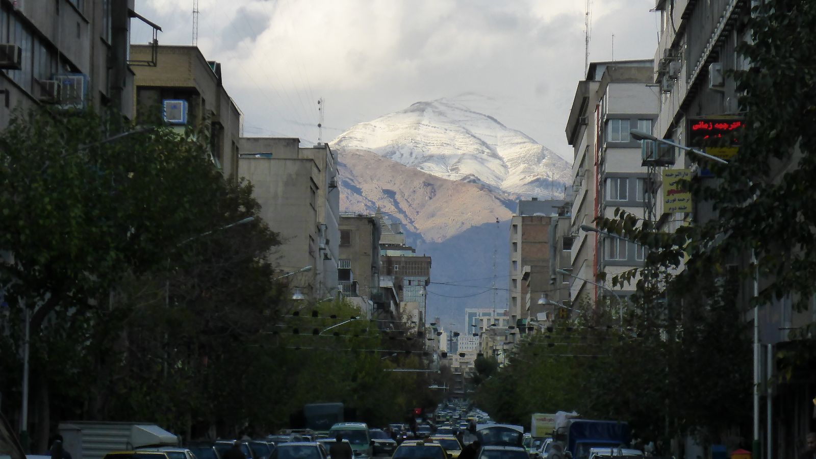Hinter Teheran fällt schon Schnee in den Bergen