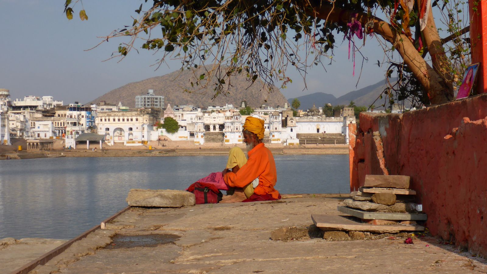 Hindu Priester am heiligen See von Pushkar