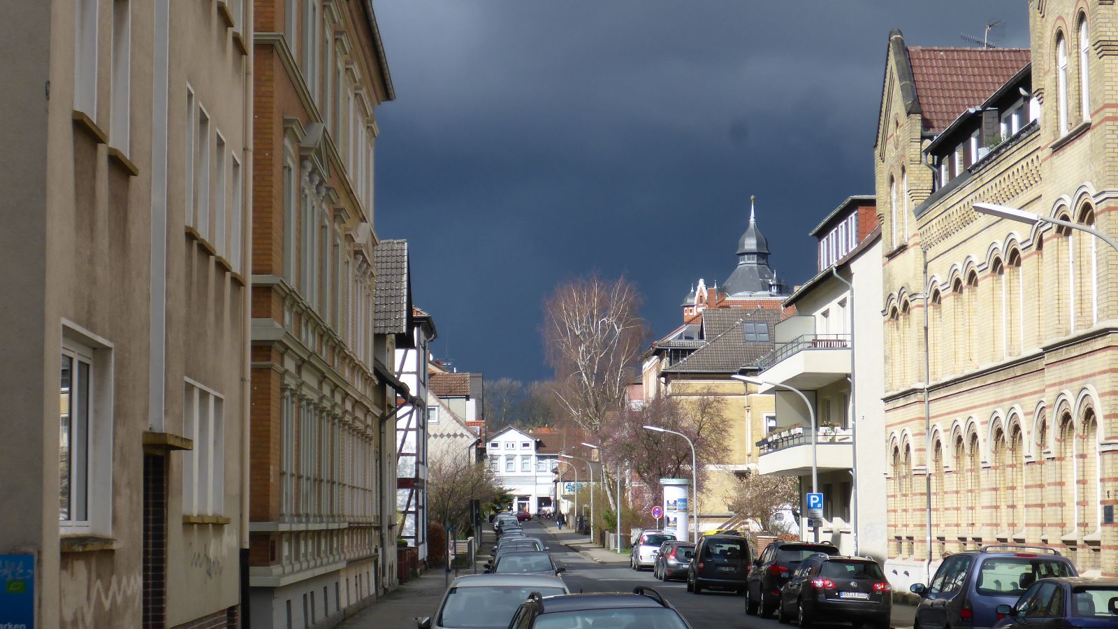 Schwarze Wand im Anmarsch