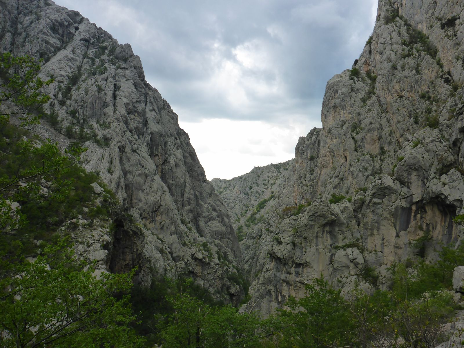 Gigantische Felswände im Paklenica Nationalpark