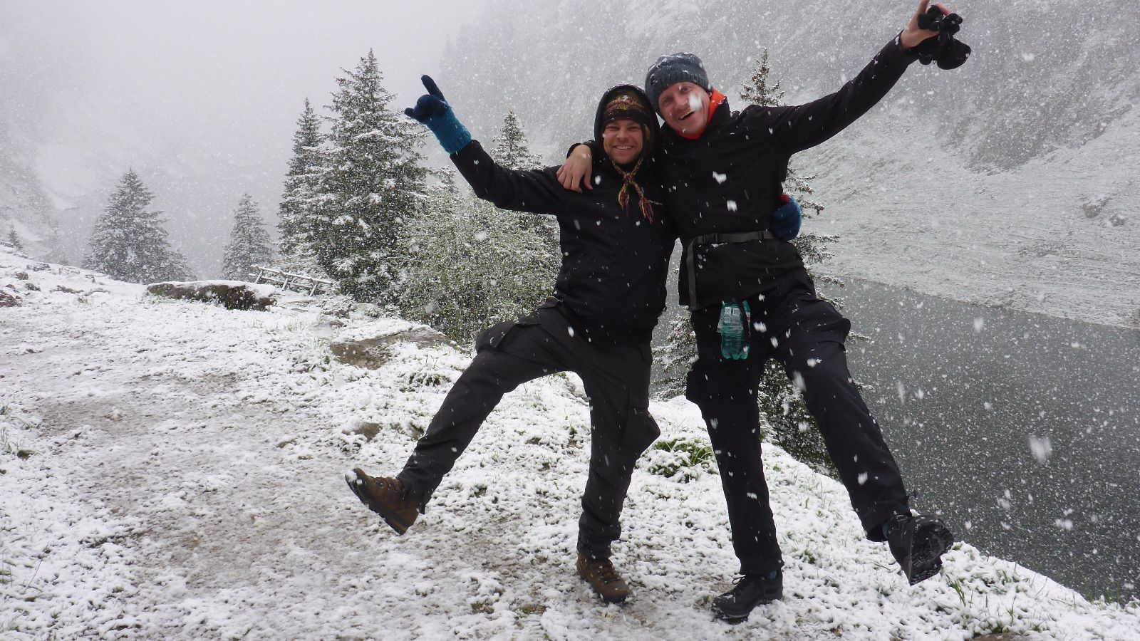 Schneeflocken fallen auf uns