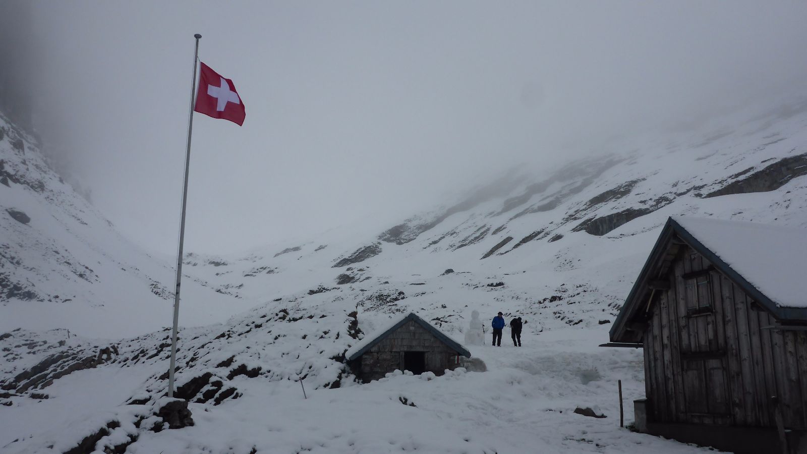 Eingeschneite Berghütte