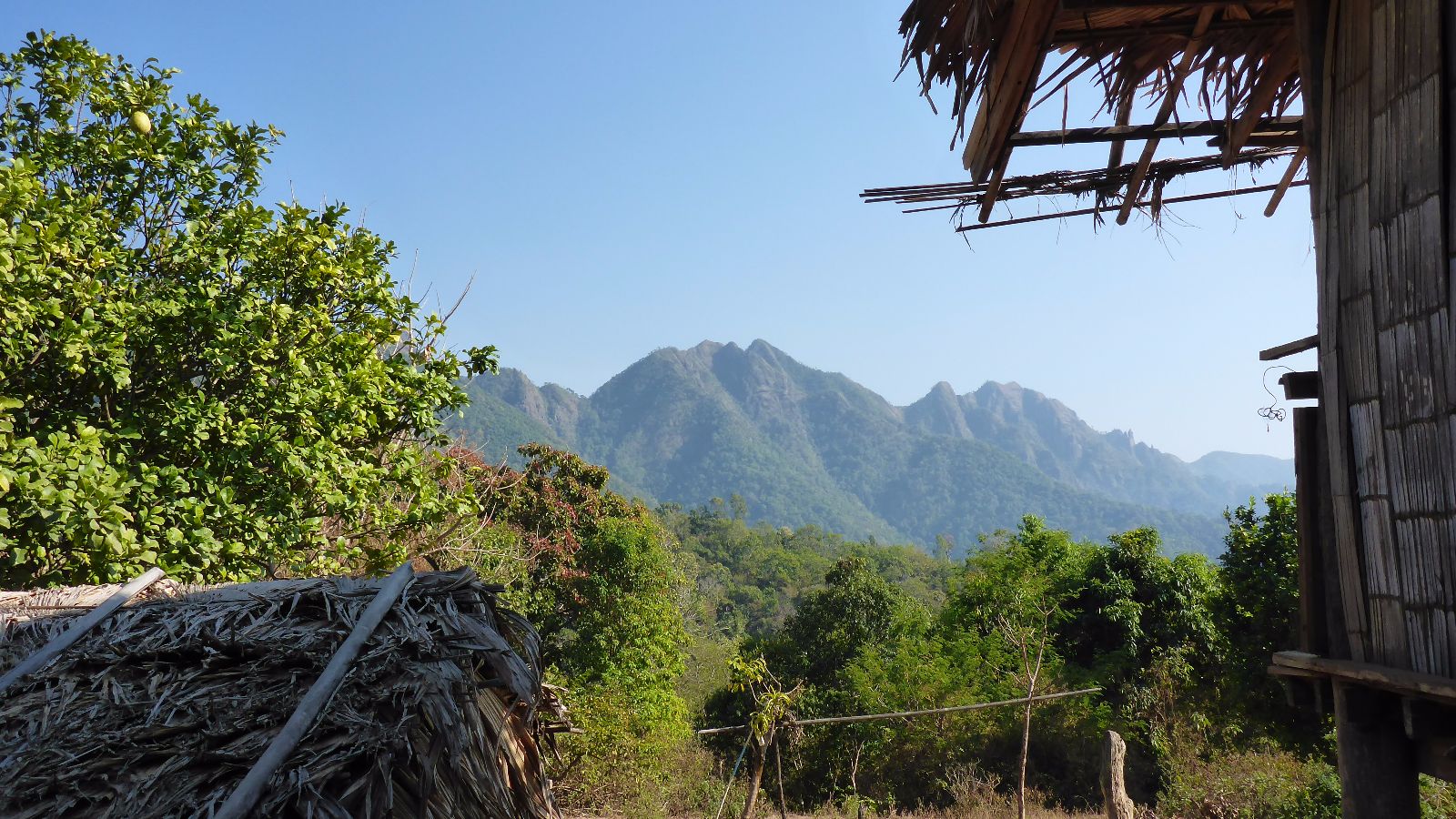 Grün bewachsene Berge nahe Mae Hong Son