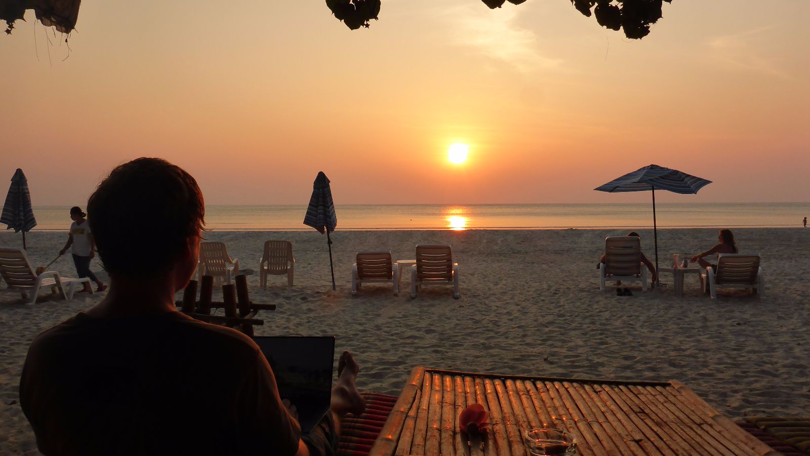 Arbeiten am Strand von Ko Phayam