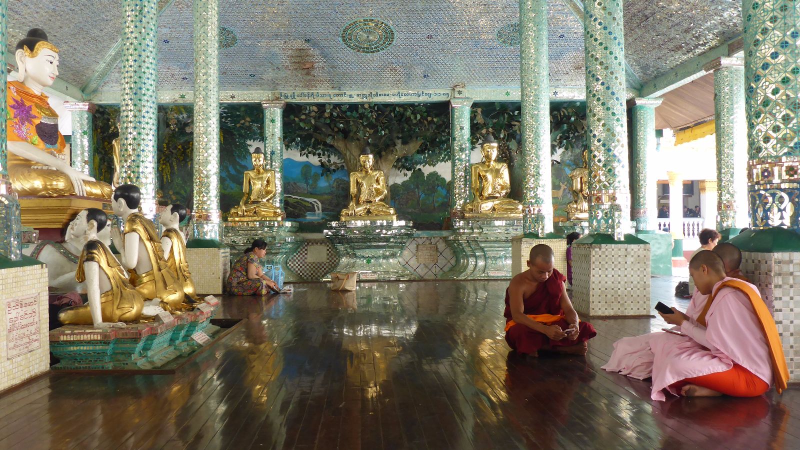 Mönche in der Shwedagon Pagode