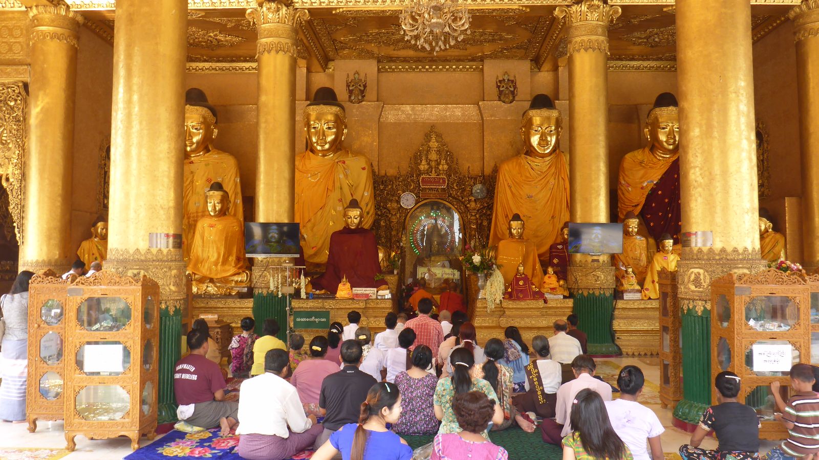 Betende Buddhisten in der Shwedagon Pagode