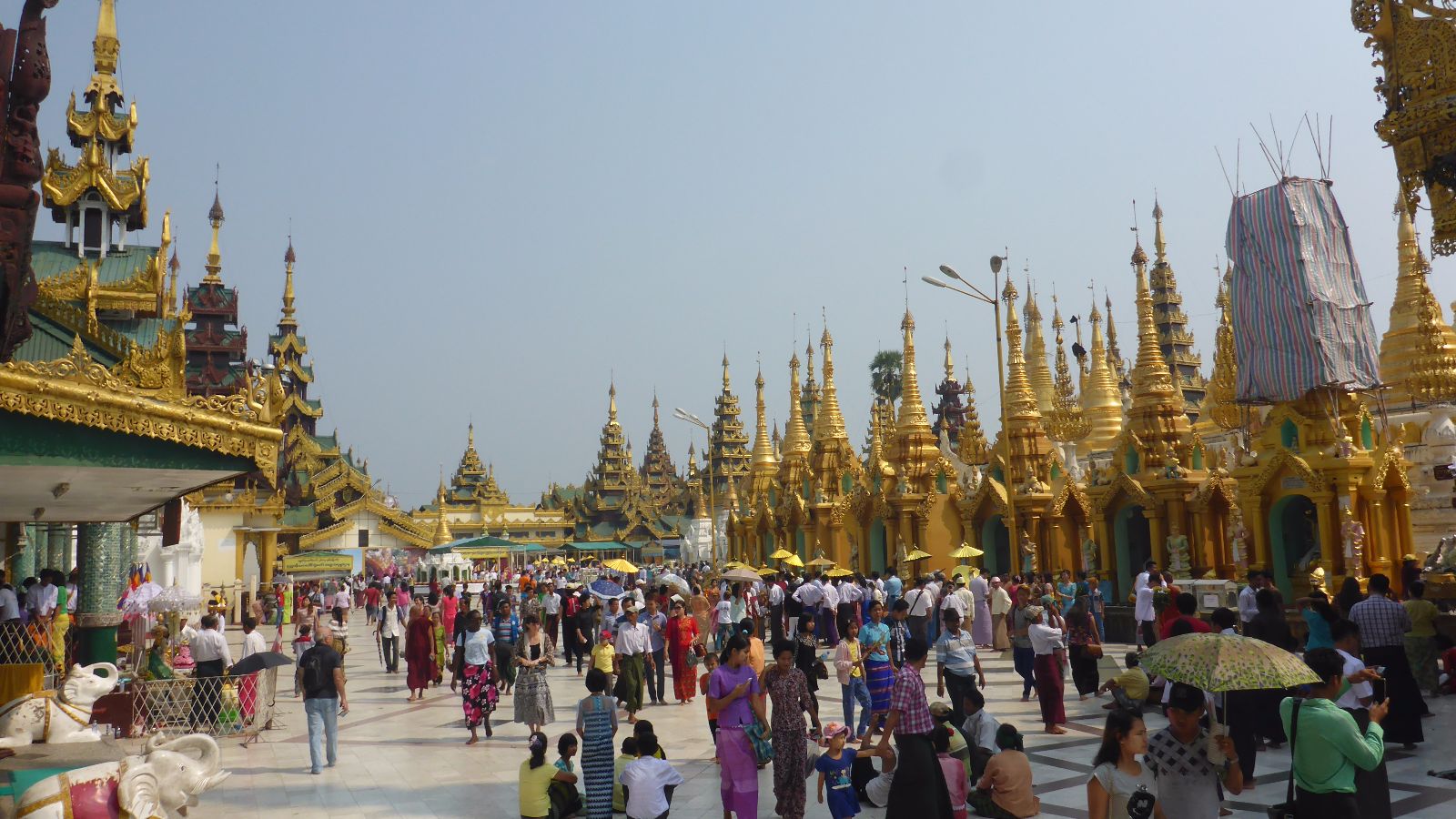 Viele Tempel umgeben die Shwedagon Pagode