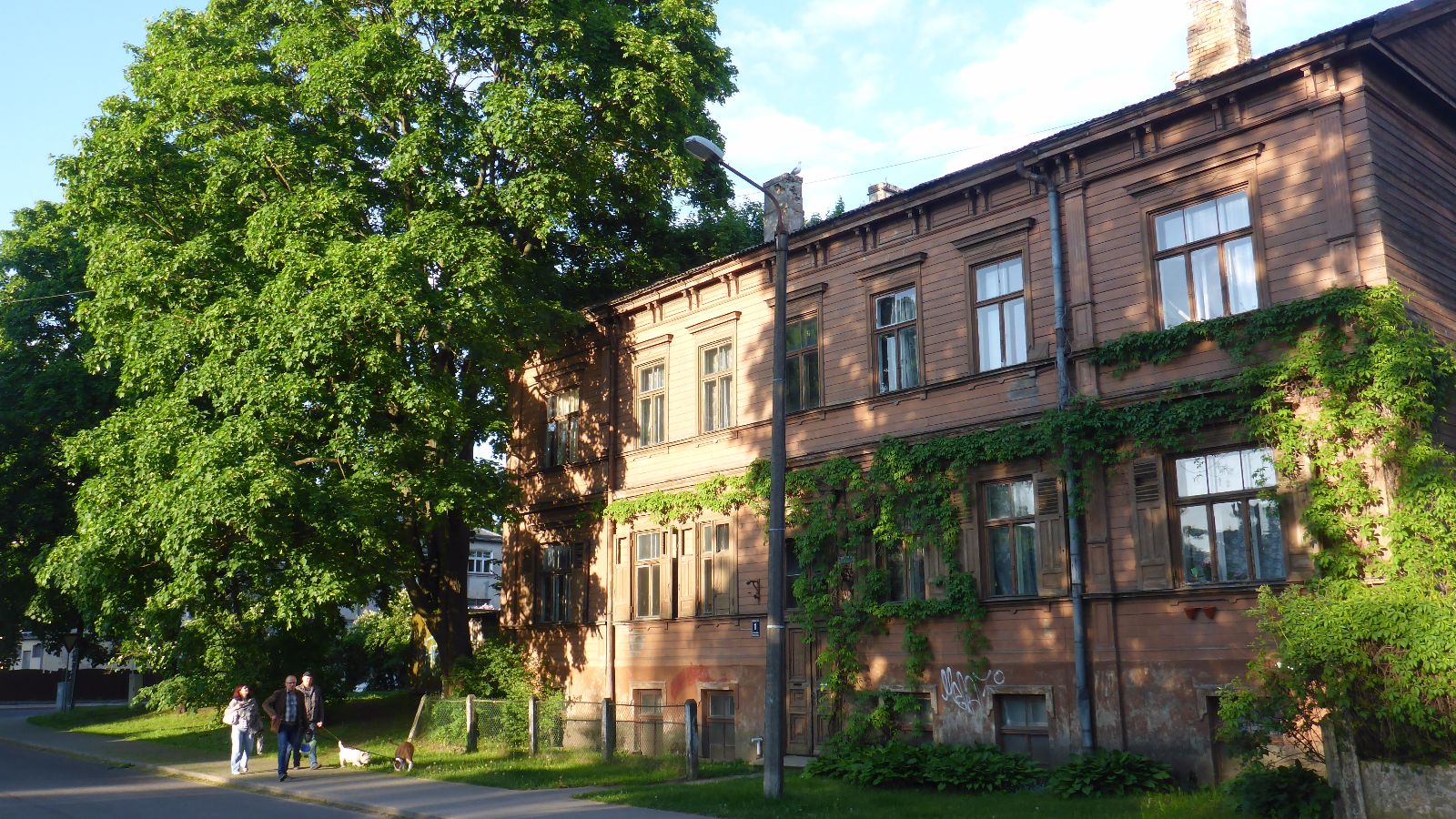 Schönes Holzhaus im Stadtteil Zemgales in Riga