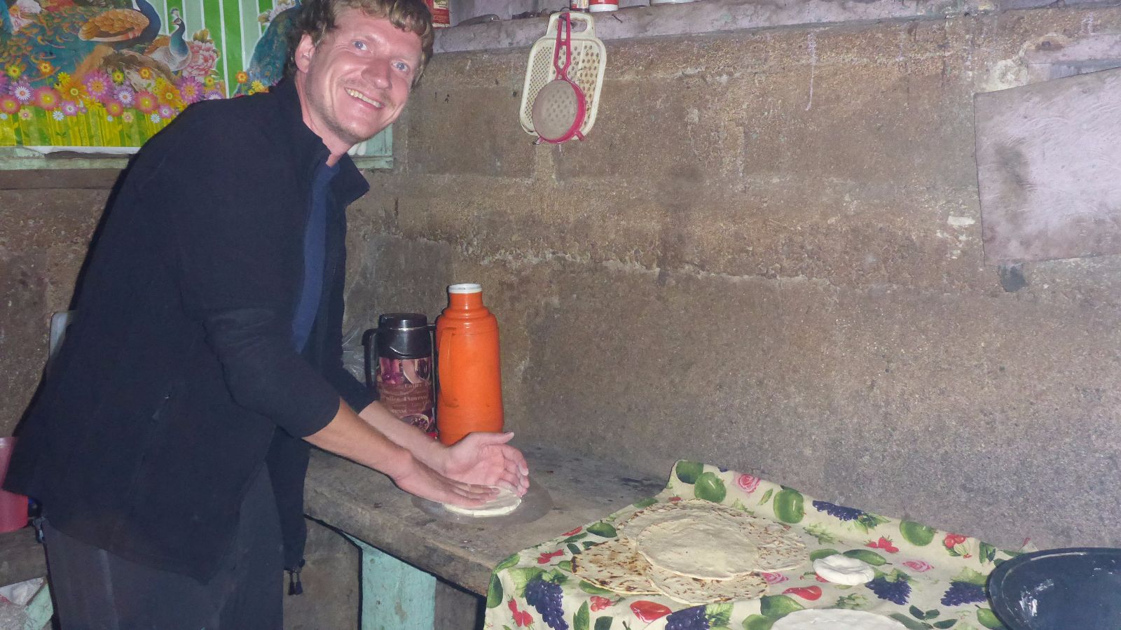 Ich klopfe den Teig platt zu Tortillas...