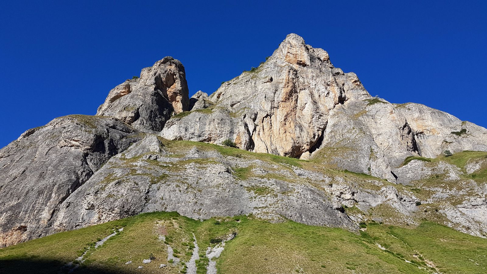 Schroffe Felsen im Shar-Gebirge
