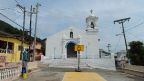 Kirche und Basketballplatz