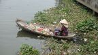 Müllsammlerin auf dem Saigon-Fluss