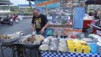 Seltsames Essen auf dem Nachtmarkt