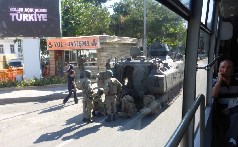 Panzer in den Straßen von Diyarbakir