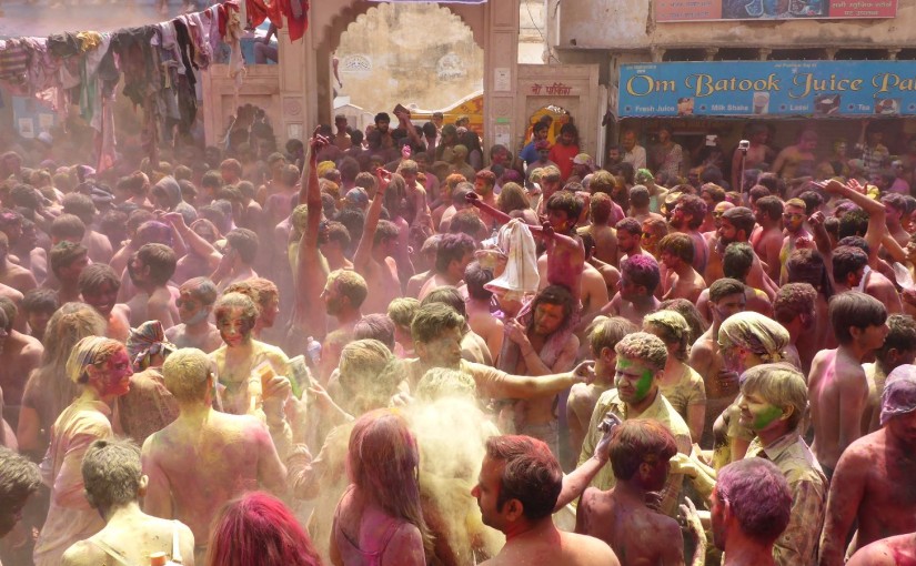 Bunter Hexenkessel in Pushkar zu Holi