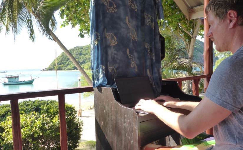 Ko Phangan – Arbeiten am Strand in Badehose