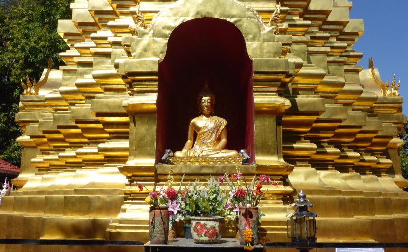 Buddha in goldener Stupa in Chiang Mai